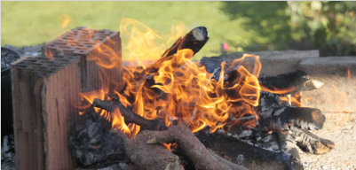 Die Vorbereitungen fr das Kochen am offenen Feuer laufen