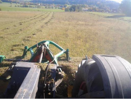 gras maehen mit schlepper