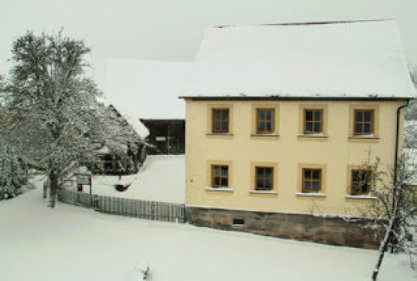 der kleien Bauernhof im weien Winterkleid  www.der-kleine-bauernhof.de